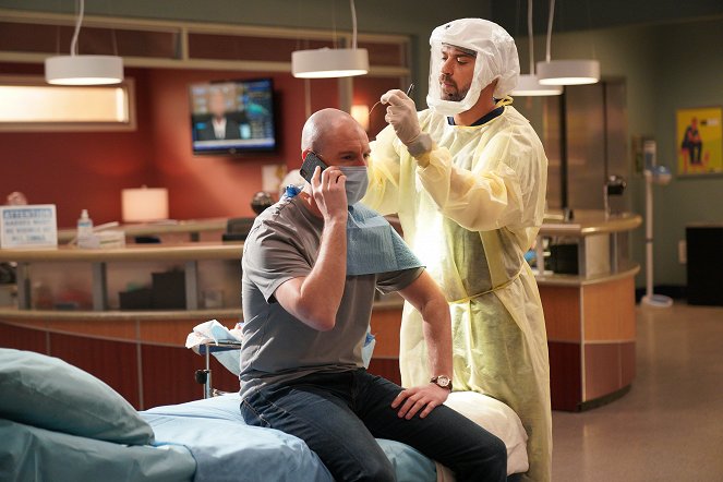 Grey's Anatomy - Season 17 - Sign O' the Times - Photos - Richard Flood, Jesse Williams