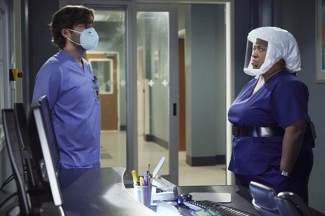 Klinika Grace - Season 17 - Nedostává se chirurgů - Z filmu - Jake Borelli, Chandra Wilson