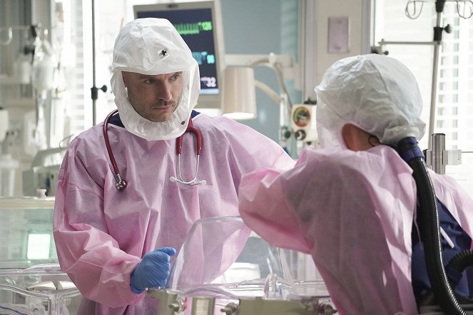 Klinika Grace - Season 17 - Nedostává se chirurgů - Z filmu - Richard Flood