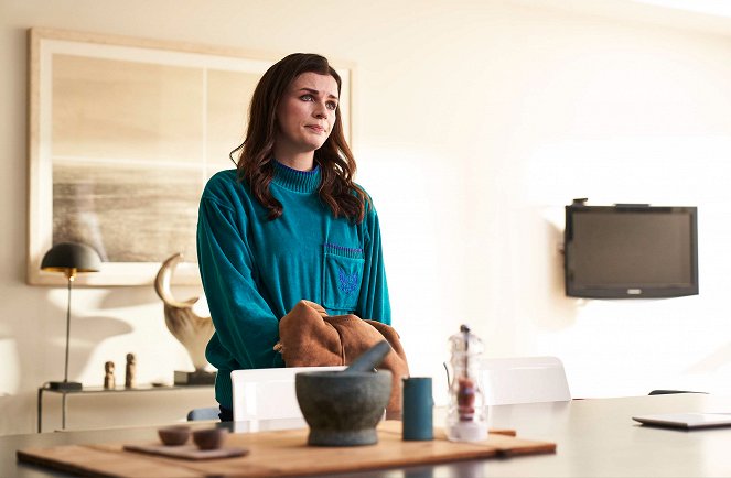 This Way Up - Season 1 - Episode 2 - Film - Aisling Bea