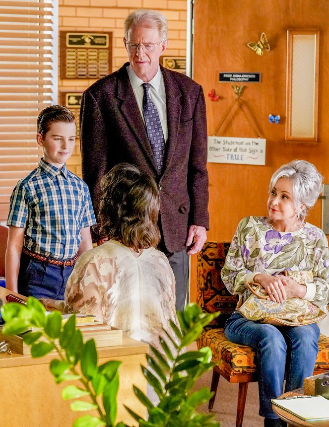 Young Sheldon - An Existential Crisis and a Bear That Makes Bubbles - Photos - Iain Armitage, Ed Begley Jr., Annie Potts
