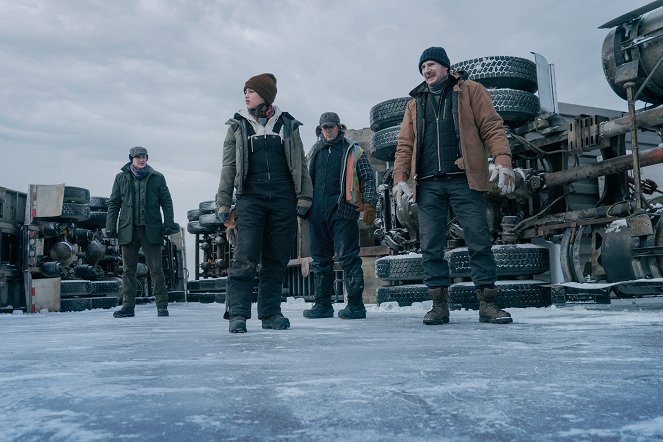 The Ice Road - De la película - Amber Midthunder, Liam Neeson