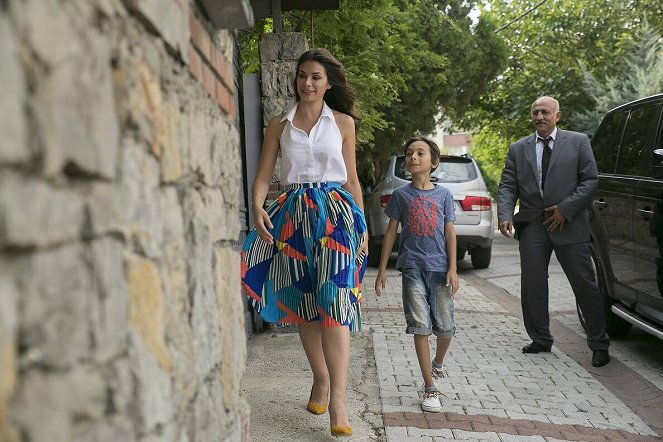 Bir Deniz Hikayesi - Episode 3 - Photos - Begüm Birgören, Emir Berke Zincidi