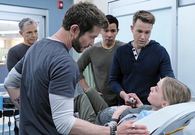 The Resident - Doors Opening, Doors Closing - Van film - Bruce Greenwood, Matt Czuchry, Conrad Ricamora, Christopher J. Hanke, Maddie Nichols