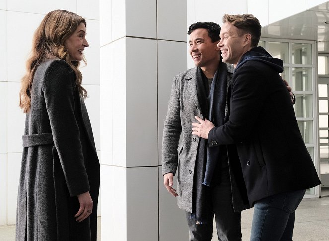 The Resident - Season 4 - Doors Opening, Doors Closing - Photos - Jane Leeves, Conrad Ricamora, Christopher J. Hanke