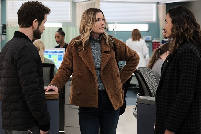 The Resident - First Days, Last Days - Photos - Emily VanCamp, Jessica Lucas
