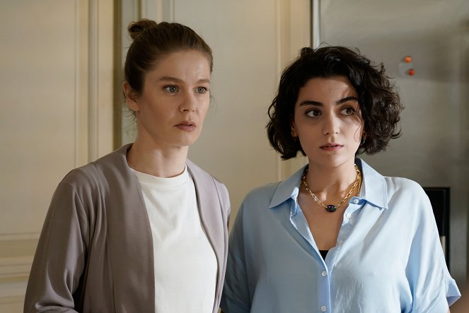 Aranykalitka - Episode 4 - Filmfotók - Burcu Biricik, Merve Polat