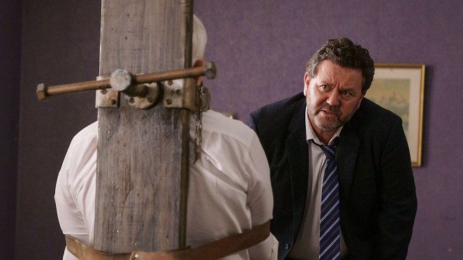 Brokenwood titkai - Season 7 - Egy Garotte és egy Vinkelbraun - Filmfotók - Neill Rea