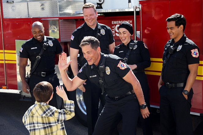911-Texas - Egy kis segítség a barátoktól - Filmfotók - Brian Michael Smith, Jim Parrack, Rob Lowe, Natacha Karam, Julian Works