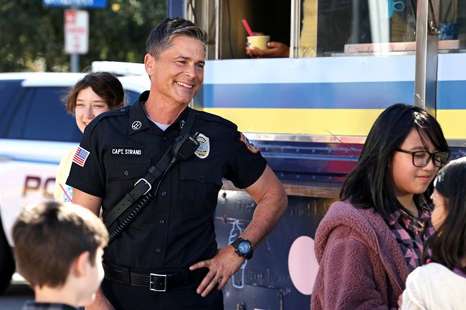 9-1-1: Lone Star - Season 2 - A Little Help from My Friends - Photos - Rob Lowe