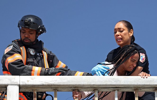 911-Texas - Lassú tűz - Filmfotók - Brian Michael Smith, Jeanté Godlock, Gina Torres