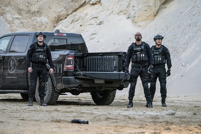 S.W.A.T. - Buried - Photos - Alex Russell, Shemar Moore, David Lim