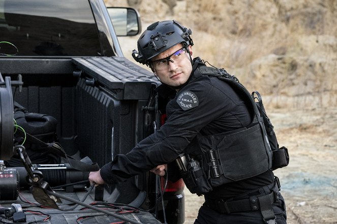 S.W.A.T. - Buried - Photos - Alex Russell