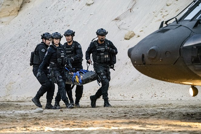 S.W.A.T. - Buried - Photos - Alex Russell, David Lim, Shemar Moore