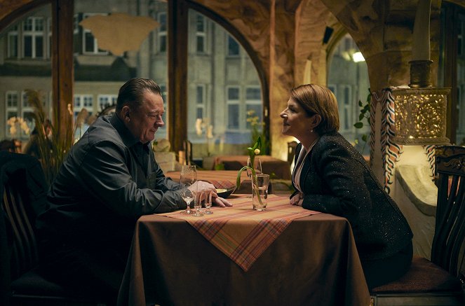 Polizeiruf 110 - Season 50 - An der Saale hellem Strande - Van film - Peter Kurth, Susanne Böwe