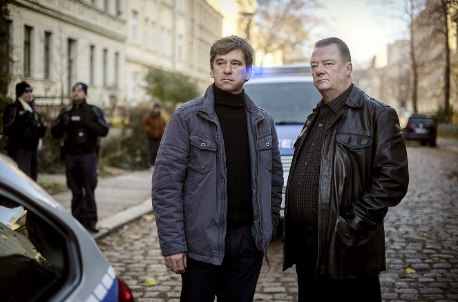 Polizeiruf 110 - Season 50 - An der Saale hellem Strande - Van film - Peter Schneider, Peter Kurth