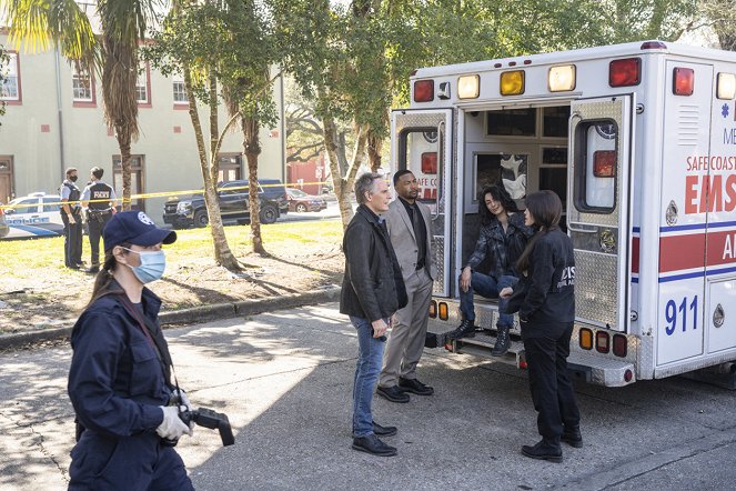 NCIS: New Orleans - Season 7 - Choices - Photos - Scott Bakula, Charles Michael Davis, Necar Zadegan
