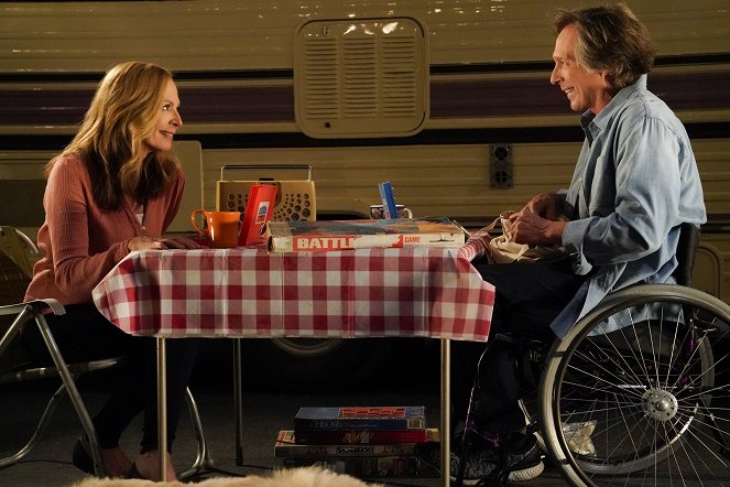 Mom - S’Mores and a Sadness Cocoon - Photos - Allison Janney, William Fichtner
