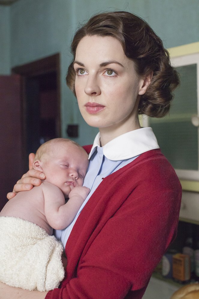 Call the Midwife - Season 3 - Episode 1 - Photos - Jessica Raine