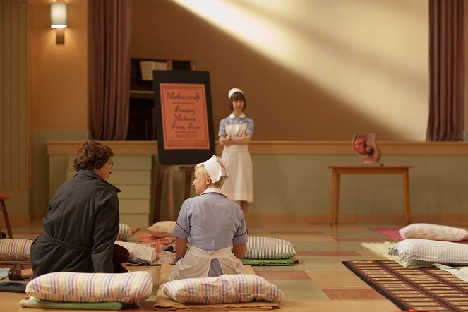 Call the Midwife - Episode 2 - Van film - Miranda Hart, Helen George