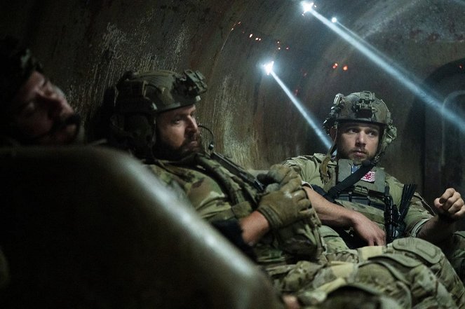 SEAL Team - Hollow at the Core - Film - A. J. Buckley, Max Thieriot