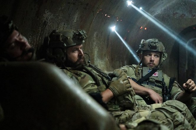 SEAL Team - Trojanisches Pferd - Filmfotos - A. J. Buckley, Max Thieriot