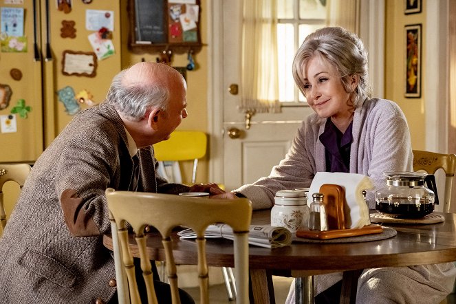Young Sheldon - A Black Hole - Photos - Wallace Shawn, Annie Potts