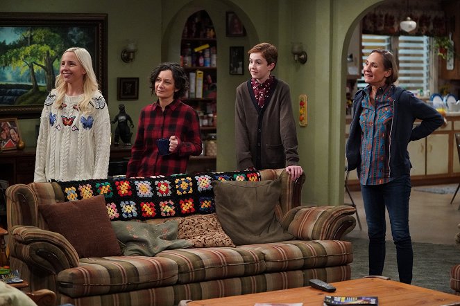 The Conners - Two Proposals, a Homecoming and a Bear - Photos - Alicia Goranson, Sara Gilbert, Michael Fishman, Laurie Metcalf