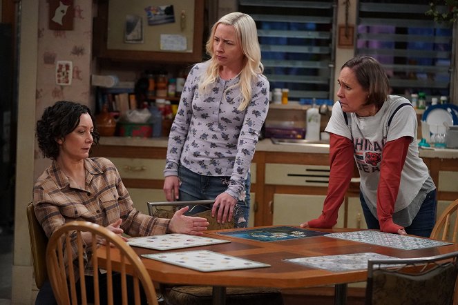 The Conners - Two Proposals, a Homecoming and a Bear - Film - Sara Gilbert, Alicia Goranson, Laurie Metcalf