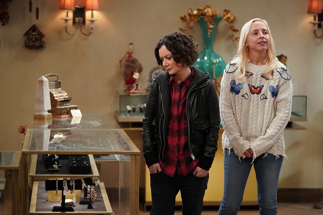 The Conners - Two Proposals, a Homecoming and a Bear - Van film - Sara Gilbert, Alicia Goranson