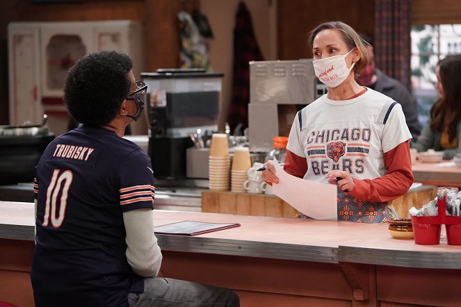 The Conners - Two Proposals, a Homecoming and a Bear - Photos - Laurie Metcalf