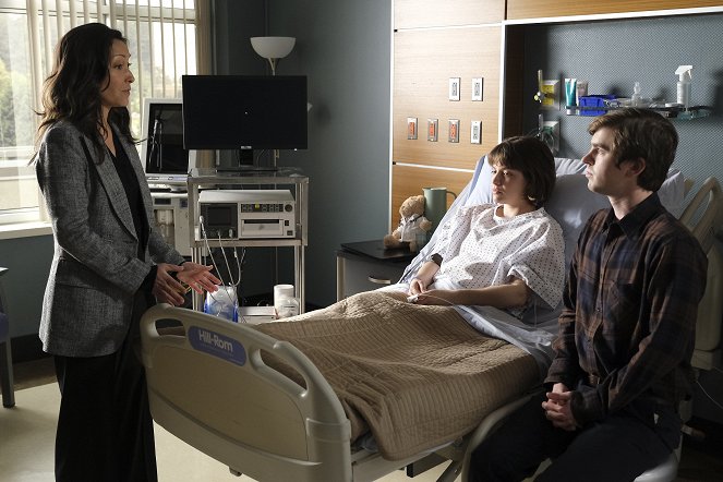 The Good Doctor - Season 4 - Dr. Ted - Photos - Christina Chang, Paige Spara, Freddie Highmore