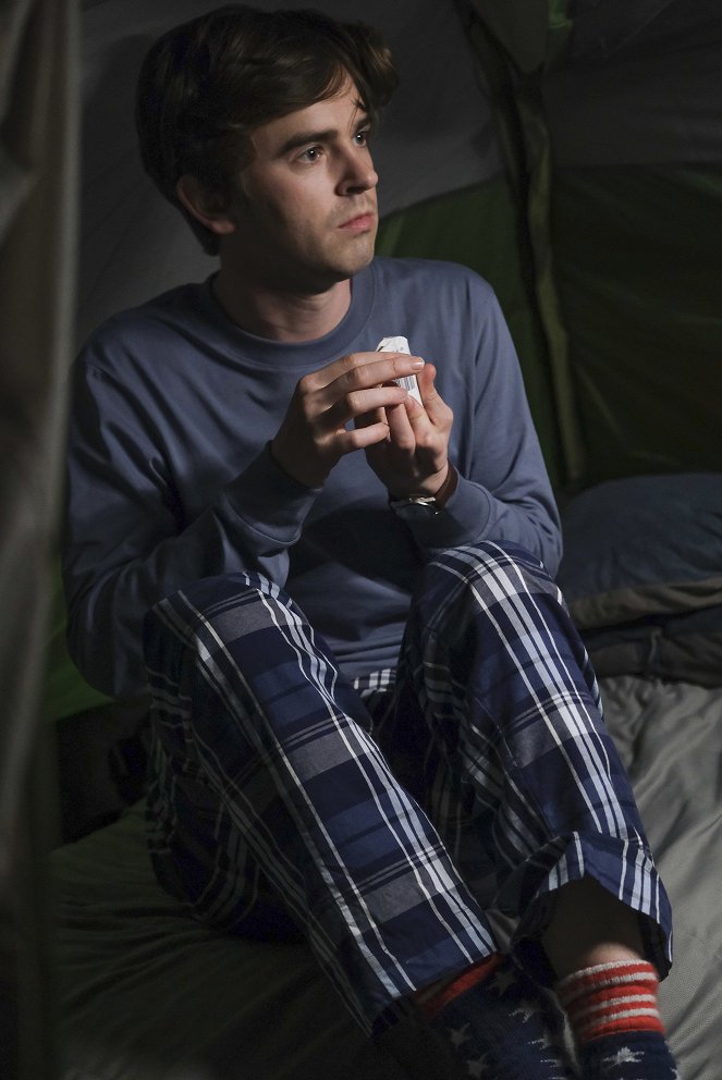 The Good Doctor - Season 4 - Campingtrip - Filmfotos - Freddie Highmore