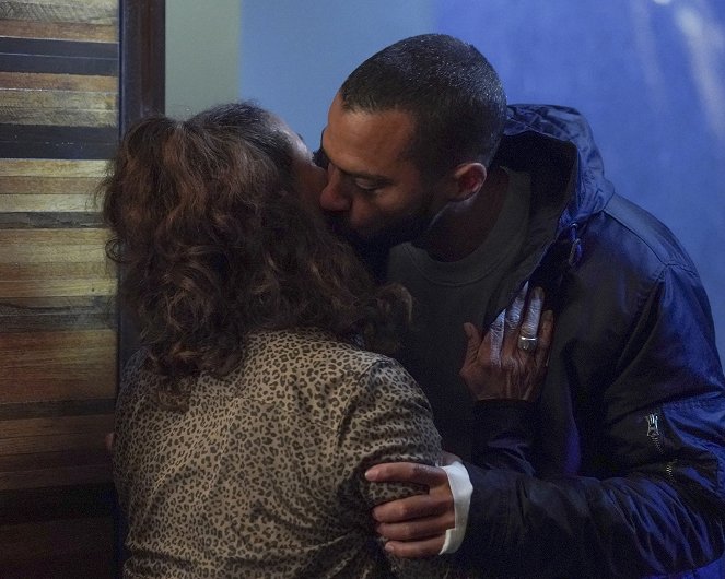 Grey's Anatomy - Season 17 - Look Up Child - Photos - Debbie Allen, Jesse Williams