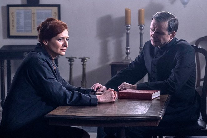 Stulecie Winnych - Season 3 - Episode 13 - Photos - Urszula Grabowska, Lesław Żurek