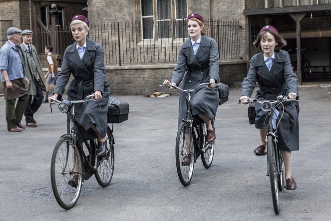 Call the Midwife - Episode 6 - Van film - Helen George, Emerald Fennell, Bryony Hannah