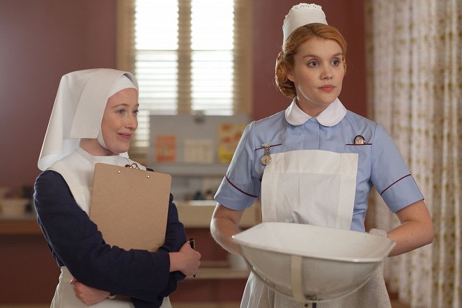 Call the Midwife - Episode 6 - Van film - Victoria Yeates, Emerald Fennell