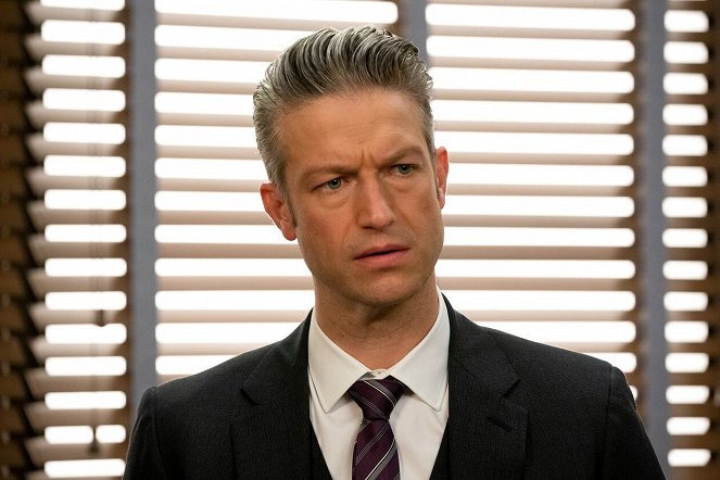 Law & Order: Special Victims Unit - Trick-Rolled at the Moulin - Photos - Peter Scanavino