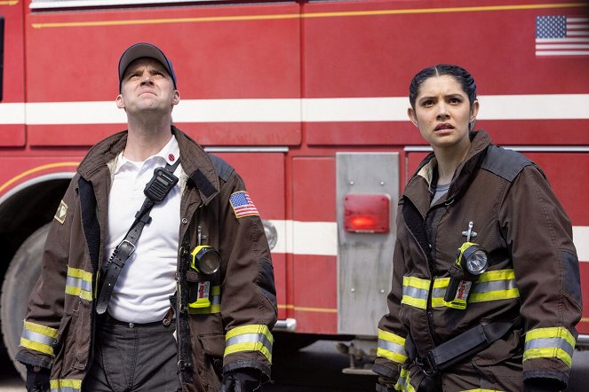 Chicago Fire - Nie rozłączaj się - Z filmu - Jesse Spencer, Miranda Rae Mayo