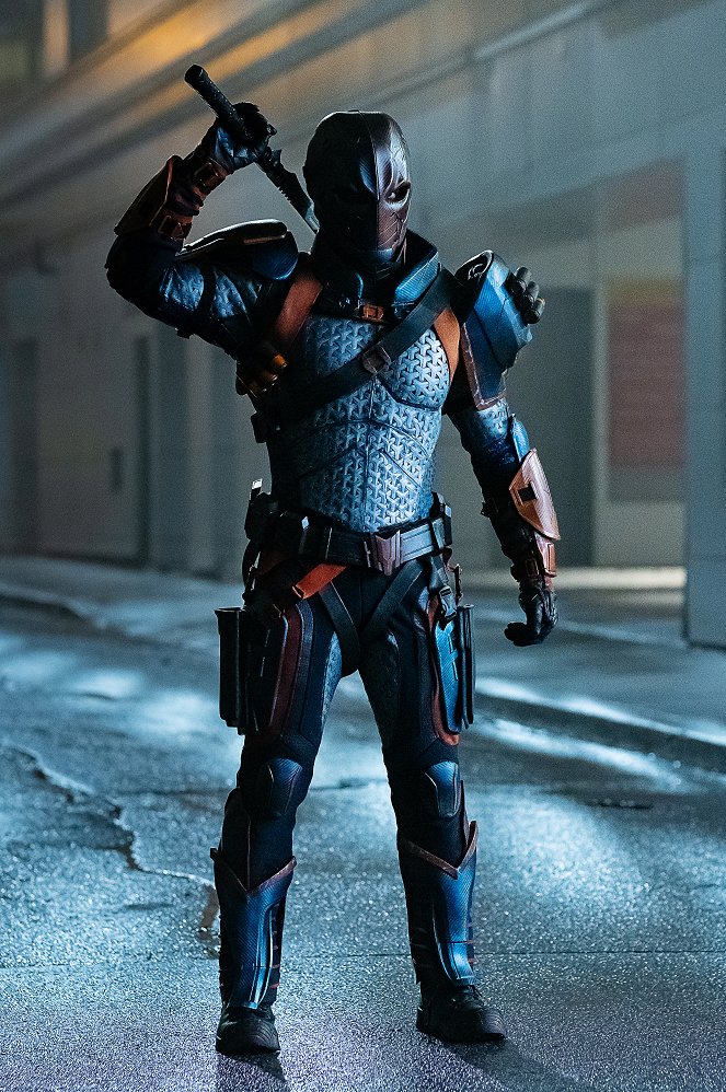 Titans - Season 2 - Nightwing - Photos - Esai Morales