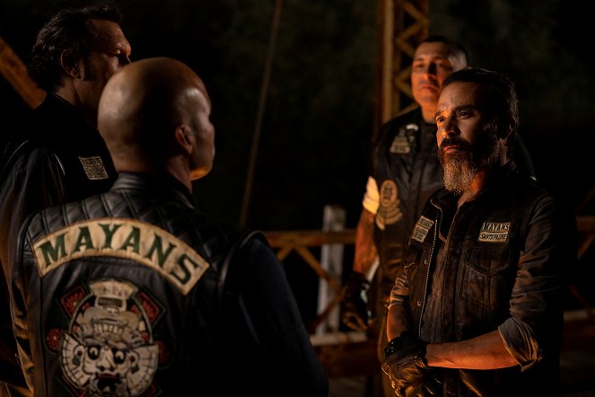 Mayans M.C. - Season 3 - Pap Struggles with the Death Angel - Photos - Frankie Loyal, Michael Irby