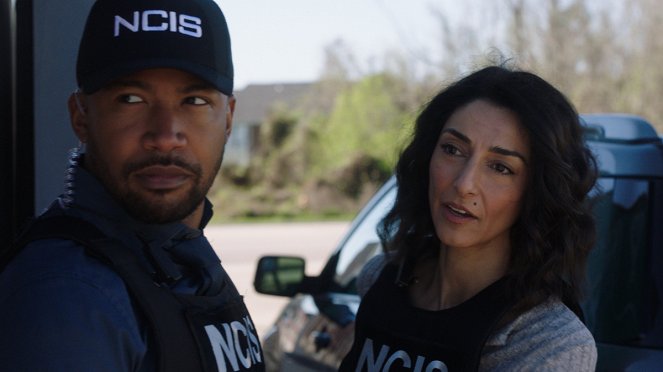 Agenci NCIS: Nowy Orlean - Runs in the Family - Z filmu - Charles Michael Davis, Necar Zadegan
