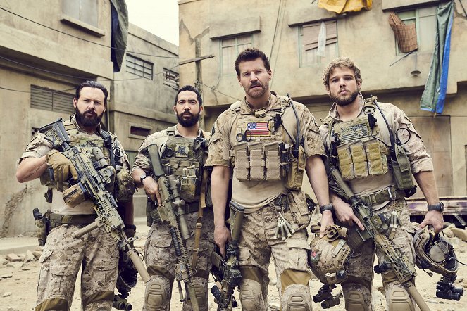 SEAL Team - Season 1 - Promokuvat - A. J. Buckley, Neil Brown Jr., David Boreanaz, Max Thieriot