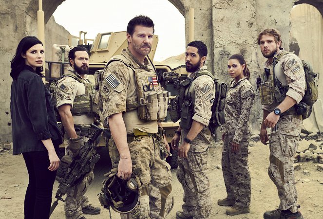 SEAL Team - Season 1 - Promokuvat - Jessica Paré, A. J. Buckley, David Boreanaz, Neil Brown Jr., Toni Trucks, Max Thieriot