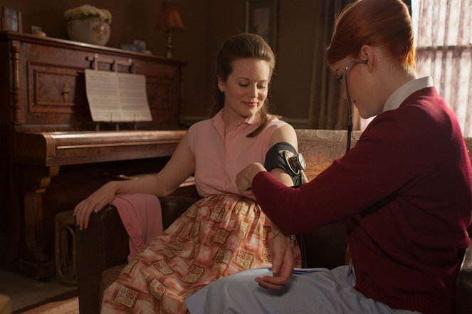 Call the Midwife - Episode 3 - Photos - Cara Theobold, Emerald Fennell