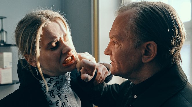 Forhøret - Season 1 - Lejligheden - Filmfotók - Clara Rosager, Ulrich Thomsen