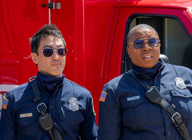 911 L.A. - Kincsvadászat - Filmfotók - Kenneth Choi, Aisha Hinds