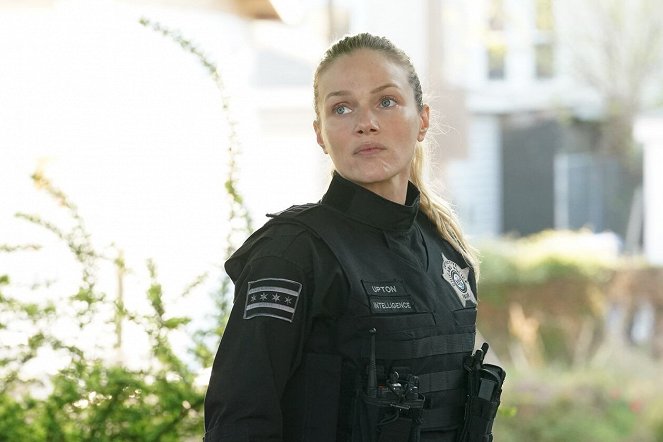 Chicago P.D. - The Other Side - Photos - Tracy Spiridakos
