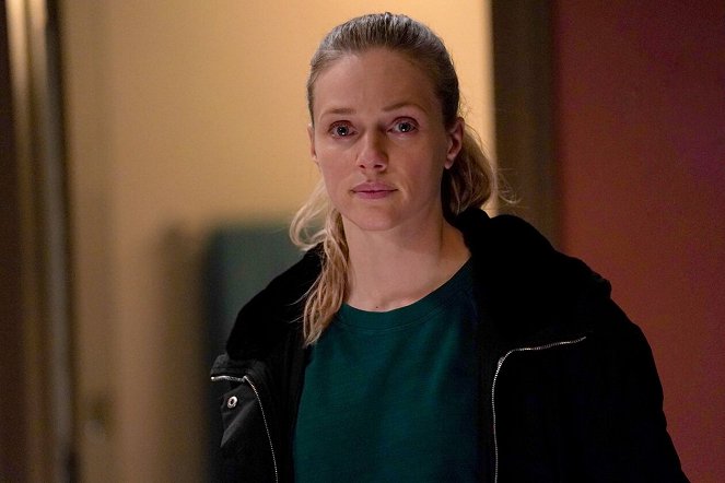 Chicago P.D. - The Other Side - Photos - Tracy Spiridakos