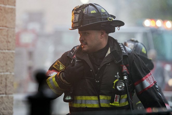 Chicago Fire - Season 9 - A White-Knuckle Panic - Photos - Joe Minoso